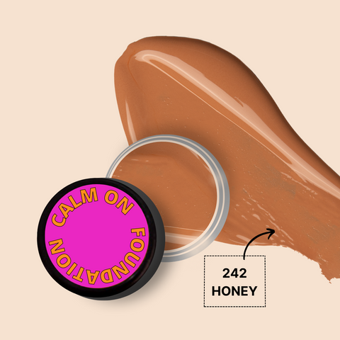 CALM ON FOUNDATION MINI in shade 242 Honey with a seamless swatch.
