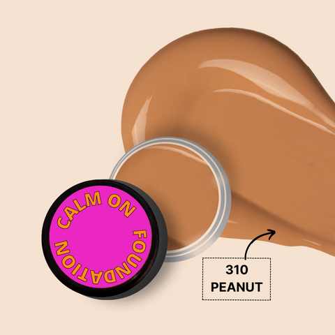 CALM ON FOUNDATION MINI in shade 310 Peanut, creamy texture swatch.