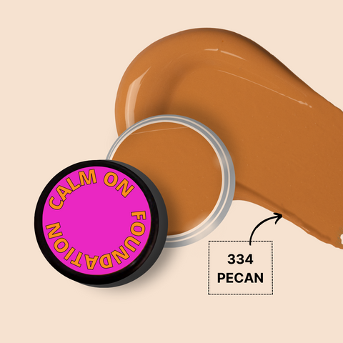CALM ON FOUNDATION MINI in shade 334 Pecan with creamy swatch.