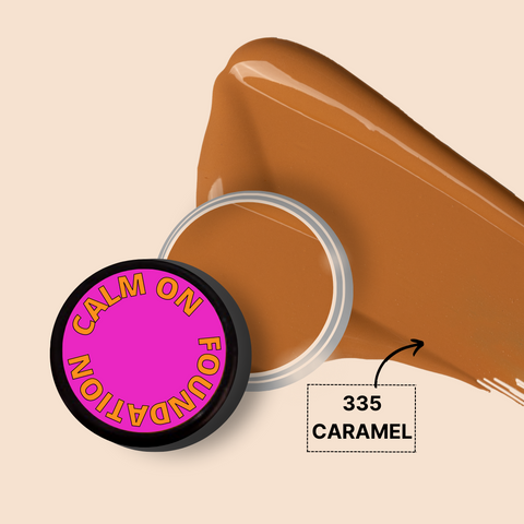 CALM ON FOUNDATION MINI in shade 335 Caramel with smooth texture swatch.