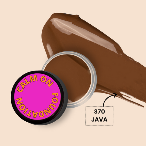 CALM ON FOUNDATION MINI in shade 370 Java with smooth cream swatch.