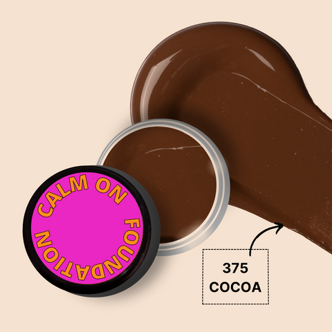 CALM ON FOUNDATION MINI in shade 375 Cocoa with swatch.