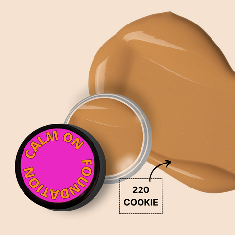 CALM ON FOUNDATION MINI in shade 220 Cookie with smooth texture swatch.